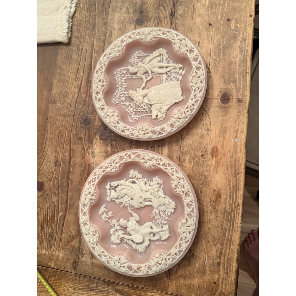 Incolay Studios Shakespearean Lovers Plates Romeo Juliet Hamlet Ophelia Pink Set